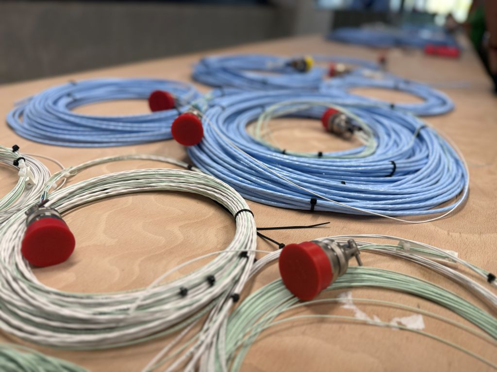 Do iT Platinium wiring harness production — cable cutting, marking and connector assembly